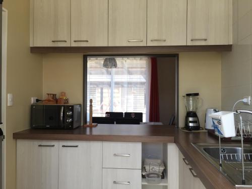 una cocina con encimera y microondas en Casa Pucón, en Pucón