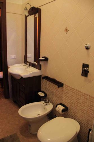 a bathroom with a toilet and a sink at Il Quadrifoglio in Trapani