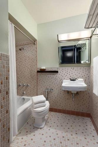 バンクーバーにあるホテル　アット　ザ　ウォルドルフのトイレと洗面台付きのバスルーム