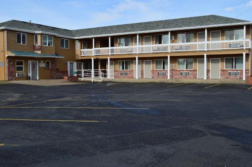an empty parking lot in front of a hotel at Western Motel in Junction City