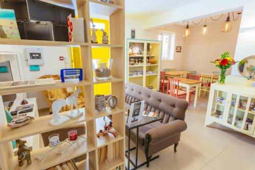 una tienda con una silla y una mesa en una habitación en Ghand in-Nanna B&B en Mellieħa