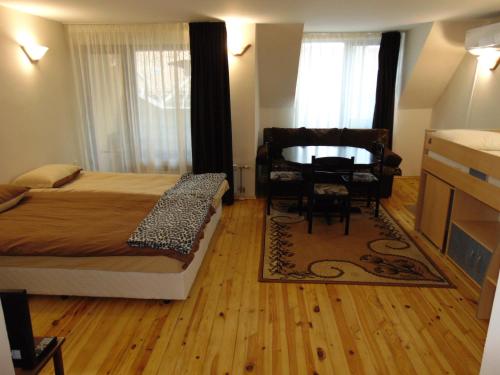 um quarto com uma cama, uma mesa e uma cadeira em Burgas Central Aleksandrovska em Burgas