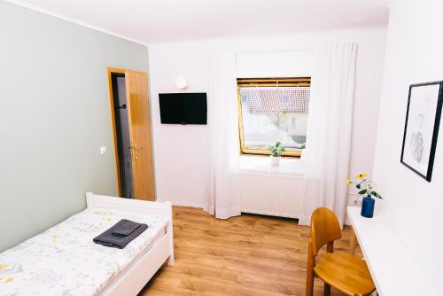 ルッケンヴァルデにあるAnnes Pensionの小さなベッドルーム(ベッド1台、窓付)