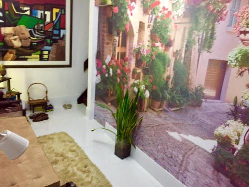 una habitación con un jarrón de flores en la pared en SSA001 - Cobertura de luxo para 2 pessoas em Salvador, en Salvador
