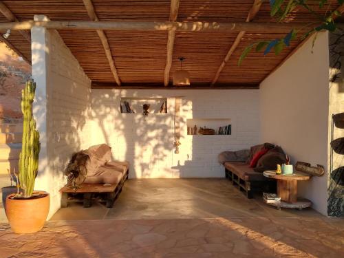 Sala de estar con 2 sofás y mesa en Hostal Juan Palitos en Los Santos