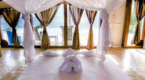Łóżko lub łóżka w pokoju w obiekcie Amatoa Resort