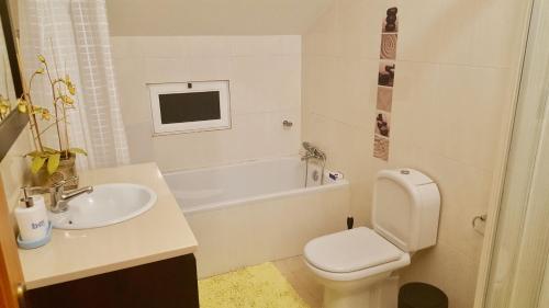 ポンタ・ド・ソルにあるPink Houseのバスルーム(洗面台、トイレ、バスタブ付)