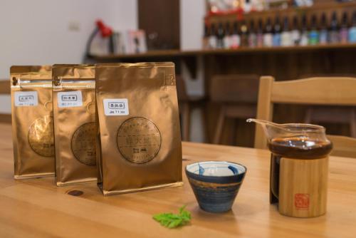 a table with two bags and a jar of honey at Green Park Homestay in Luodong
