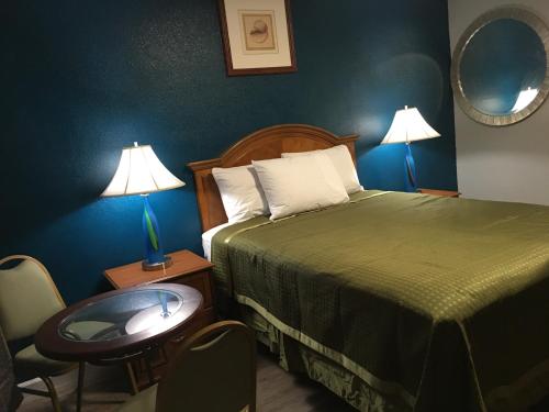 En eller flere senger på et rom på Aristocrat Motel