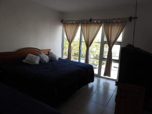 سرير أو أسرّة في غرفة في Nuevo Vallarta Casa Neptuno