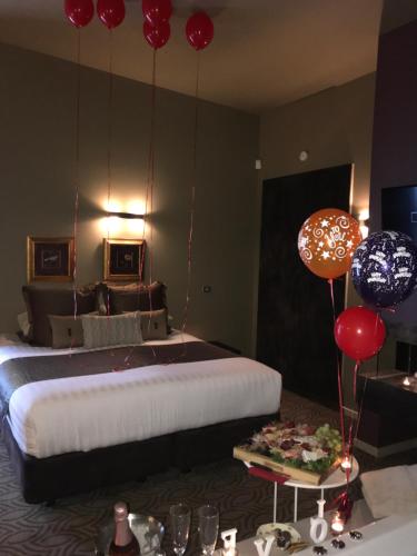 Un ou plusieurs lits dans un hébergement de l'établissement Spa Suites at RAVEN