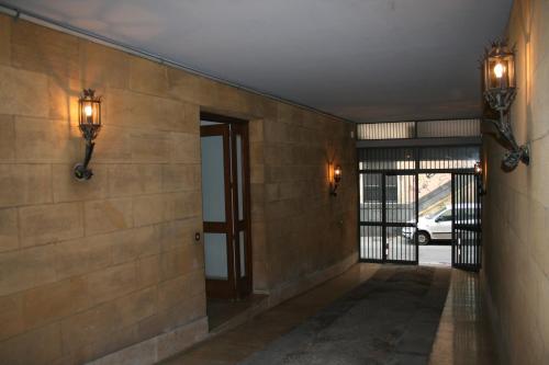 un pasillo con dos luces en la pared en Casa Provenza, en Catania