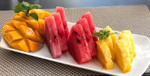 un plato blanco de fruta en una mesa en Villa No1, en Bentota