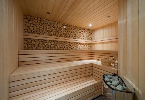 a wooden sauna with a trash can in it at Hotel Varazdin in Varaždin