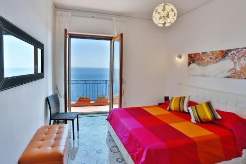 アマルフィにあるVilla Serena with Sea Viewのベッドルーム1室(ベッド1台付)が備わります。