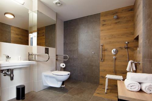 a bathroom with a toilet and a sink and a shower at Czarny Staw in Aleksandrów Łódzki