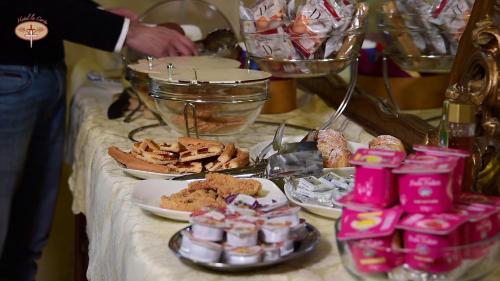 een tafel met borden met eten en desserts bij Hotel La Corte in Correzzola