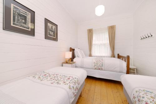 Un pat sau paturi într-o cameră la Poets Cottage Fireplace Spa Bath Scenic Treks Pet Friendly