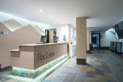 a lobby with a reception desk in a building at Hotel Roc Meler in Canillo