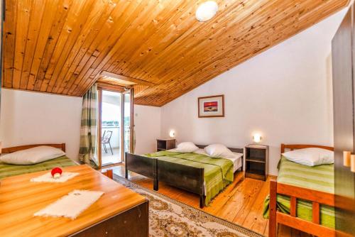 Postel nebo postele na pokoji v ubytování Apartments and Rooms Ana Pomer 217