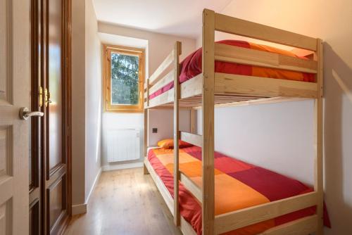 パンティコサにあるPanticosa Brazatoのベッドルーム1室(二段ベッド2組付)