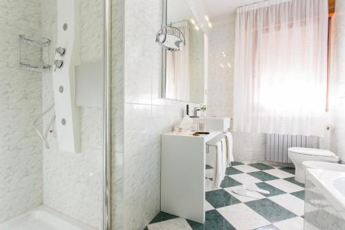 uma casa de banho com um chuveiro, um lavatório e um WC. em Hotel Terme Delle Nazioni em Montegrotto Terme