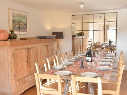 une salle à manger avec une grande table et des chaises dans l'établissement House With Large Garden Next to the Royal Castle, à Rochefort