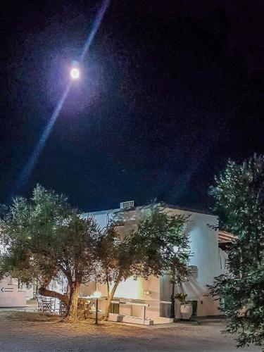 a street light above a building at night at Giannakas Studios in Platis Yialos Sifnos