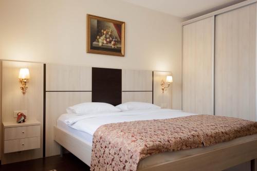1 dormitorio con 1 cama grande y una foto en la pared en MiniHotel Prazhsky Klub, en Kazán