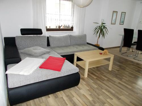 ein Wohnzimmer mit einem Sofa und einem Tisch in der Unterkunft Ferienwohnung Hoffmann in Rathmannsdorf