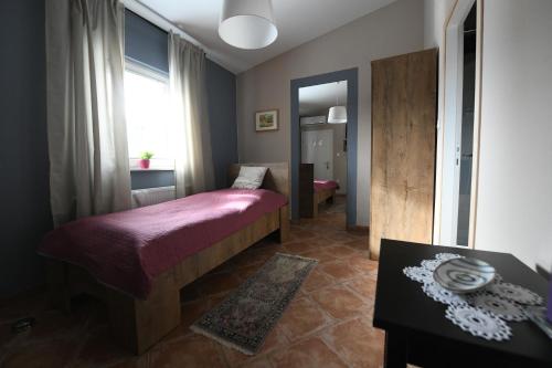 Giường trong phòng chung tại Klet Cinkuš