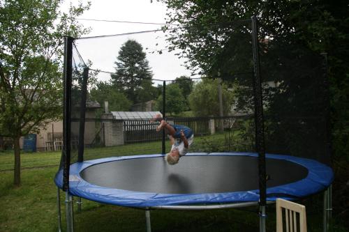 a man on a trampoline in a yard at Chalupa v Pokrkonoší in Rtyně v Podkrkonoší