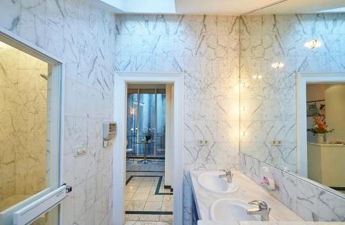 ウィーンにあるPenthouse im❤️Wiensの洗面台が2つと大きな鏡があるバスルーム