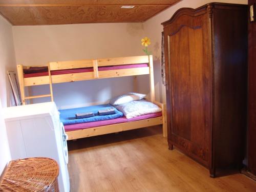 1 dormitorio con 2 literas en una habitación en Chalupa v Pokrkonoší, en Rtyně v Podkrkonoší