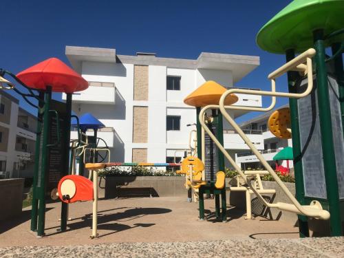 MansouriaにあるMarbella Beach location pour famille 2 chambresの建物前遊び場