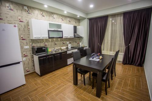 Kuhinja ili čajna kuhinja u objektu Spacious 2 bedroom apartment