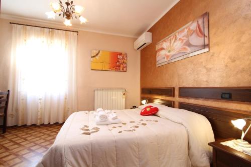 ein Schlafzimmer mit einem weißen Bett und Handtüchern darauf in der Unterkunft Da Donna Rosa in Pontedera