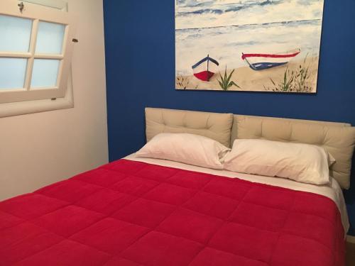 パレルモにあるCasa Mare Giovannaのベッドルームに赤い掛け布団付きのベッド1台