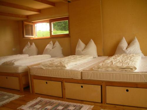 two twin beds in a room with a mirror at Rifugio Bernhard in Obernussdorf