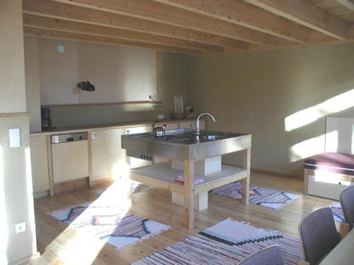una cocina con fregadero en el medio de una habitación en Rifugio Bernhard, en Obernussdorf