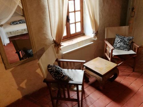 - une vue de tête sur une chambre avec des chaises et une fenêtre dans l'établissement Momella House, à Colméry