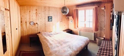 Tempat tidur dalam kamar di Ferienwohnung im Chalet Firn - OG