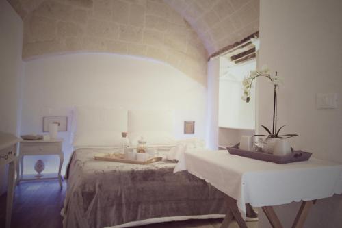1 dormitorio con 1 cama grande y 1 mesa en Puglia Loving Room, en Monopoli