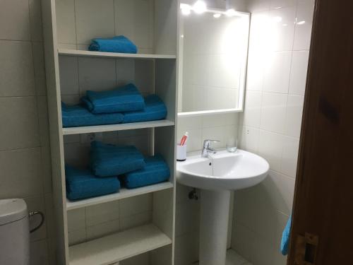 ロス・ジャノス・デ・アリダネにあるMinipisoのバスルーム(シンク、鏡、青いタオル付)