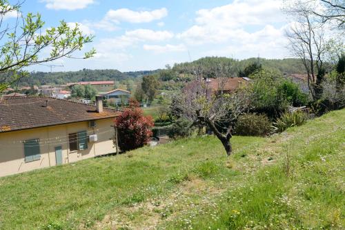 een heuvel met een huis in het midden van een veld bij Villa La Meridiana in Luciana