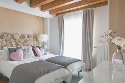 a bedroom with a bed with pink hearts on it at Casa de Mi Abuela Ribera del Duero in Roa