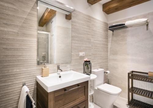a bathroom with a white sink and a toilet at Casa de Mi Abuela Ribera del Duero in Roa