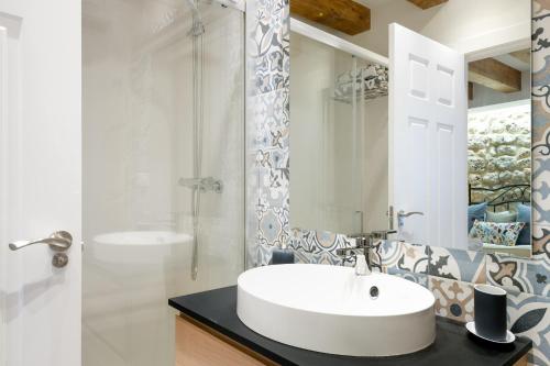 a white bathroom with a sink and a shower at Casa de Mi Abuela Ribera del Duero in Roa
