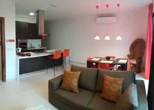 
A seating area at Lvl 1 Apartment in the Heart of San Gwann
