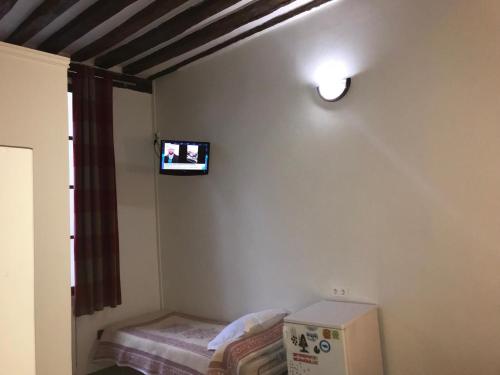 Tempat tidur dalam kamar di Hôtel Des Fontaines